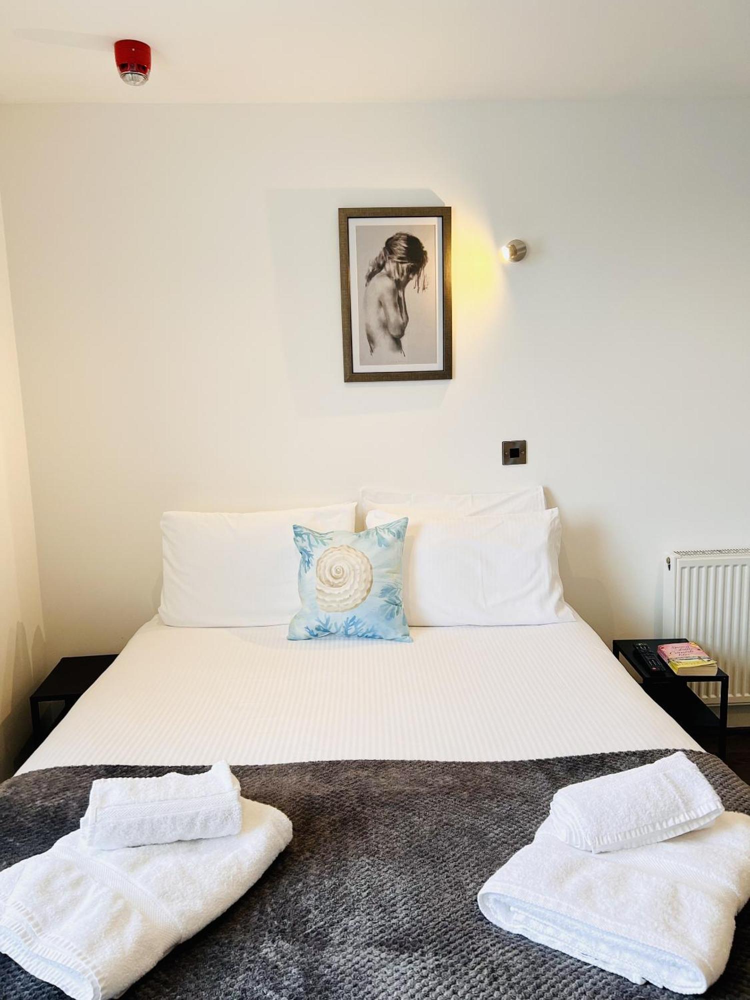Foxhouse Studio Apartments Plymouth Room photo